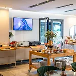 Glow Boutique & 4*