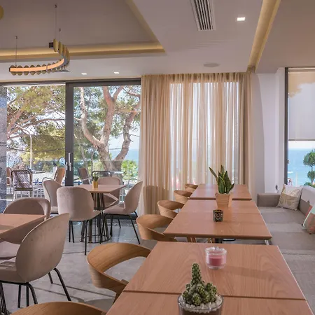 Glow Boutique & 4* Sarandë