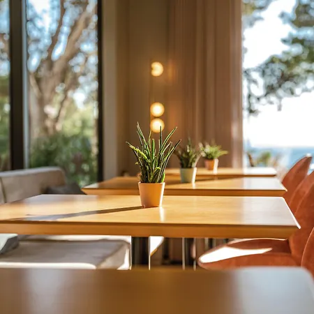 Glow Boutique & 4* Sarandë