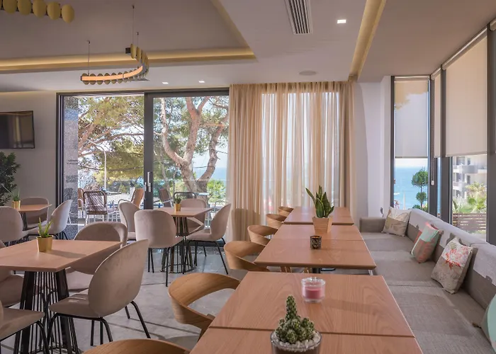 Glow Boutique & 4* Sarande